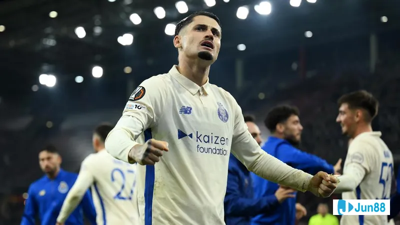 Cầu thủ Lyon vượt qua đối thủ Salzburg trong pha tấn công quyết liệt trên sân cỏ