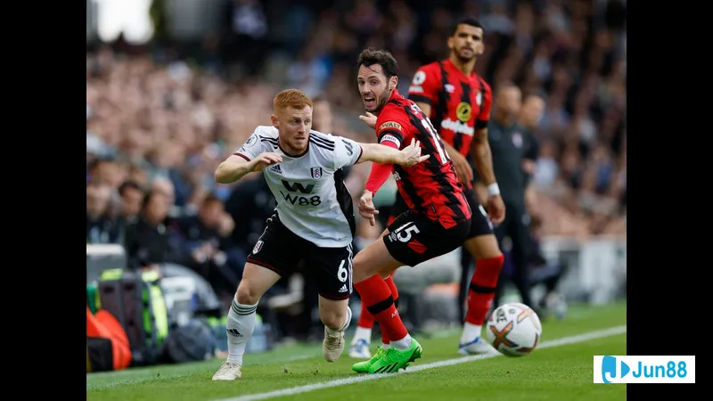 Cầu thủ Bournemouth đang nỗ lực giữ bóng khỏi sự áp đảo của cầu thủ Fulham