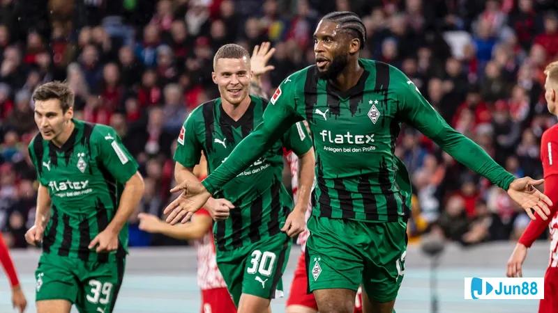 Cầu thủ Monchengladbach nỗ lực vượt qua hàng phòng ngự Freiburg Cầu thủ Monchengladbach nỗ lực vượt qua hàng phòng ngự Freiburg