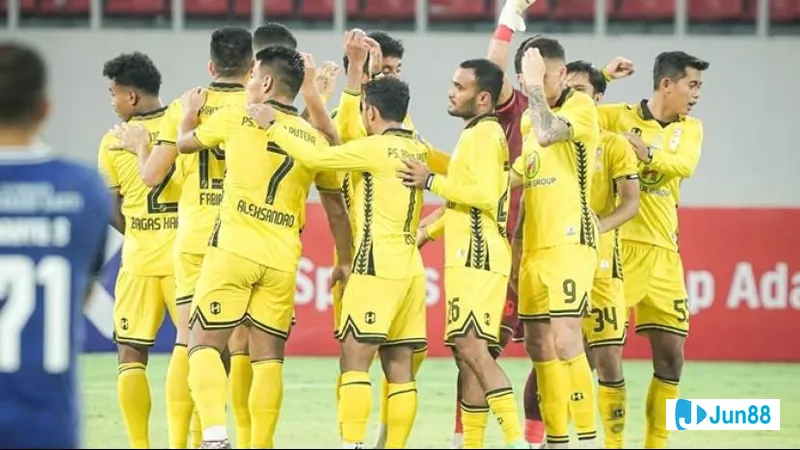 Cầu thủ Persiku Kudus xuất sắc vượt qua Barito Putera để tạo ra cơ hội ghi bàn Cầu thủ Persiku Kudus xuất sắc vượt qua Barito Putera để tạo ra cơ hội ghi bàn