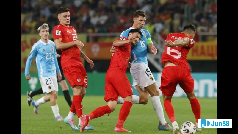 Cầu thủ Quần đảo Faroe vượt qua hậu vệ Montenegro với kỹ thuật đi bóng tinh tế