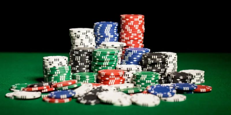 Các loại chip poker khác nhau trên bàn chơi