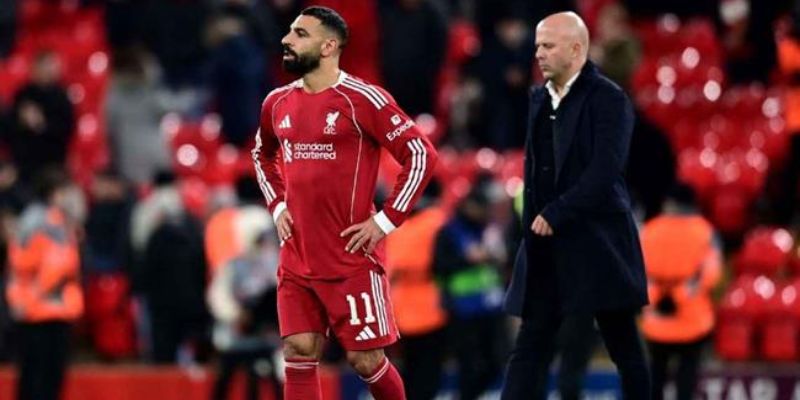 Mohamed Salah hướng dẫn tân binh trong buổi tập