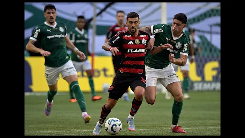 Cầu thủ của Palmeiras vượt qua cầu thủ của Flamengo trong trận đấu