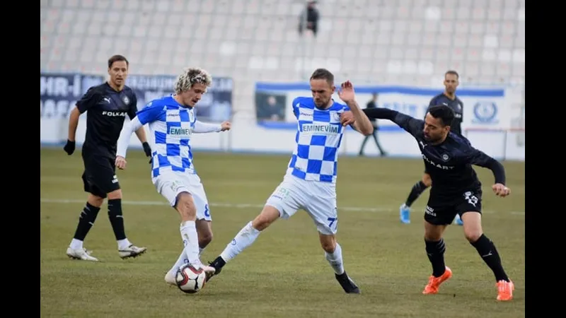 Cầu thủ đội Sariyer với sự quyết tâm vượt qua phòng ngự của đội Bandirmaspor Cầu thủ đội Sariyer với sự quyết tâm vượt qua phòng ngự của đội Bandirmaspor