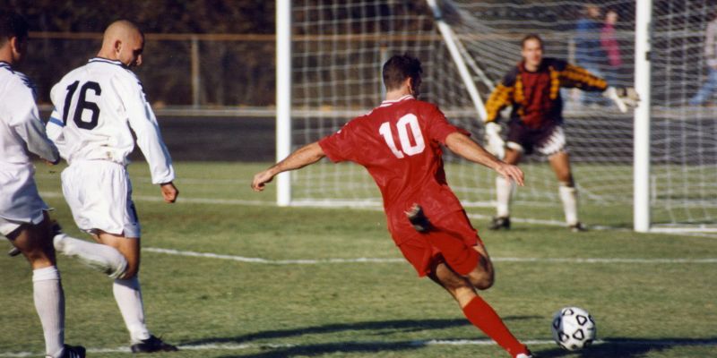 Tiền đạo cắm giữ vai trò trung tâm trong tấn công