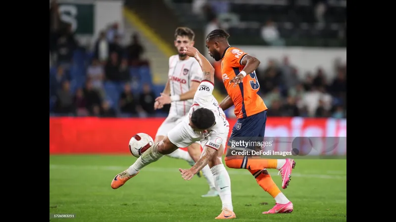 Hậu vệ đội Basaksehir hướng về phía cầu môn trong trận đấu với Gaziantep