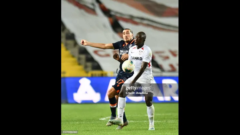 Cầu thủ của Basaksehir đang tấn công Gaziantep trong trận đấu