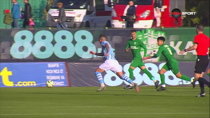 Cầu thủ Beroe tạo ra cơ hội ghi bàn trong trận đấu với Cherno More