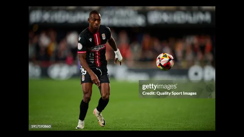 Cầu thủ Cartagena với bóng trước áp lực từ hậu vệ Valencia