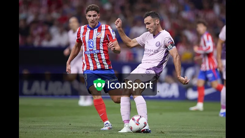 Cầu thủ của Girona đang chiến đấu gay gắt với cầu thủ của Atletico Madrid trên sân cỏ Cầu thủ của Girona đang chiến đấu gay gắt với cầu thủ của Atletico Madrid trên sân cỏ