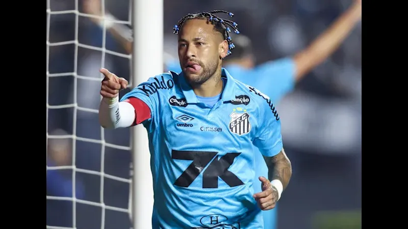 Cầu thủ của Santos với sự quyết tâm chạy nhanh vượt qua cầu thủ Juventude trong trận đấu bóng đá Cầu thủ của Santos với sự quyết tâm chạy nhanh vượt qua cầu thủ Juventude trong trận đấu…