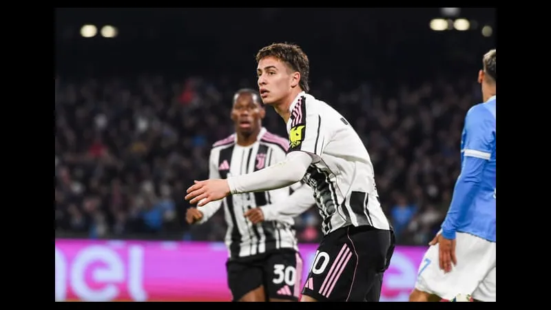 Cầu thủ Juventus vượt qua phòng ngự của Pafos trên sân cỏ Cầu thủ Juventus vượt qua phòng ngự của Pafos trên sân cỏ