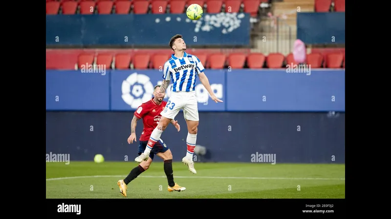 Cầu thủ của Osasuna chiến đấu gắt gao với cầu thủ Alavés trong trận đấu