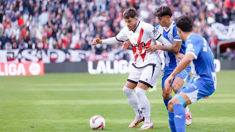 Cầu thủ Real Avila dùng kỹ thuật chuyền bóng chính xác trước áp lực của cầu thủ Rayo Vallecano. Cầu thủ Real Avila dùng kỹ thuật chuyền bóng chính xác trước áp lực của cầu thủ Rayo…