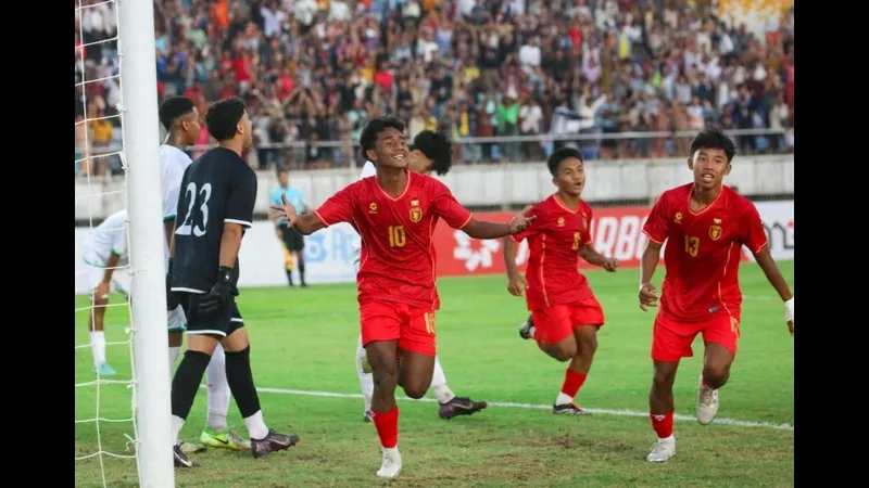 Hậu vệ U17 Nhật Bản đang ngăn chặn cầu thủ U17 Ma Rốc tiến về phía khung thành Hậu vệ U17 Nhật Bản đang ngăn chặn cầu thủ U17 Ma Rốc tiến về phía khung thành