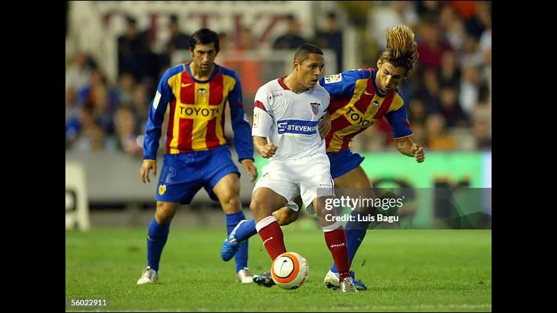 Cầu thủ Valencia đi bóng qua cầu thủ Sevilla trong trận đấu