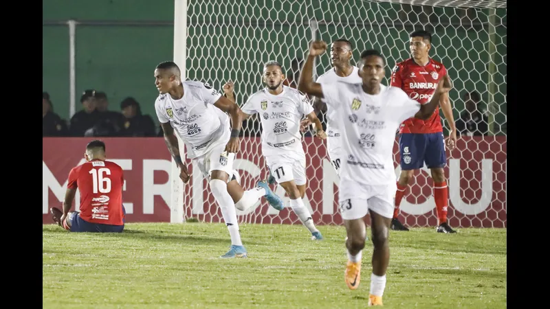 Cầu thủ Antigua dẫn bóng với tốc độ nhanh trước sự áp đảo của hàng phòng ngự Xelaju Cầu thủ Antigua dẫn bóng với tốc độ nhanh trước sự áp đảo của hàng phòng ngự Xelaju