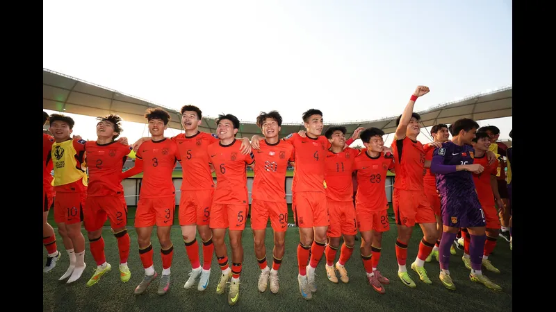 Cầu thủ U23 Trung Quốc sút bóng trong trận đấu với U23 Nhật Bản