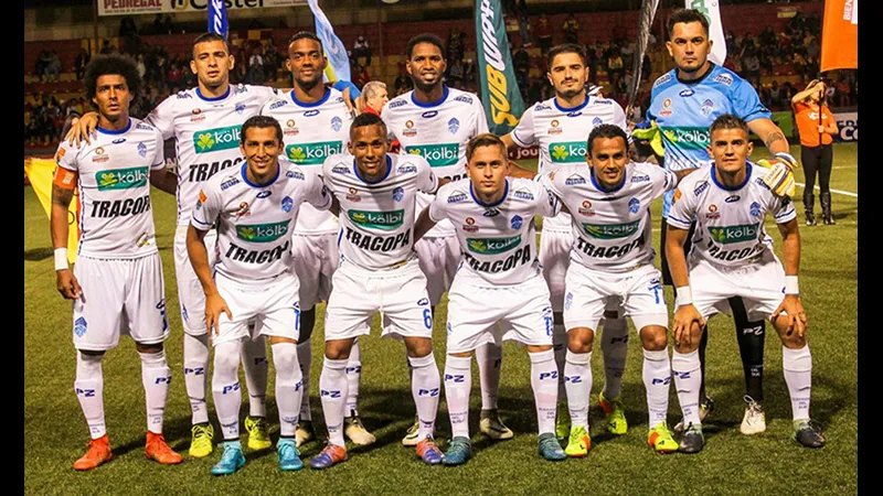 Cầu thủ Zeledon và Sporting FC đua tranh quả bóng trên sân cỏ Cầu thủ Zeledon và Sporting FC đua tranh quả bóng trên sân cỏ