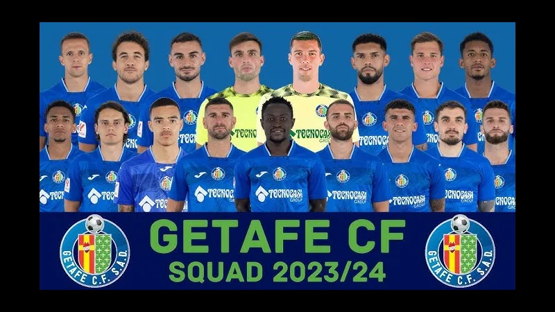 Cầu thủ Alaves và Getafe tranh chấp bóng trên sân Cầu thủ Alaves và Getafe tranh chấp bóng trên sân