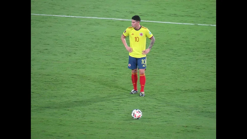 Các cầu thủ Cucuta và Ind Medellin cạnh tranh gay gắt trên sân