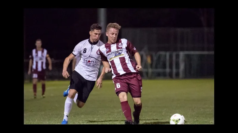 Cầu thủ Holland Park Hawks và Logan Lightning đấu tranh quyết liệt trên sân Cầu thủ Holland Park Hawks và Logan Lightning đấu tranh quyết liệt trên sân