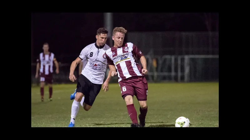 Cầu thủ của Holland Park Hawks và Logan Lightning tranh chấp quả bóng Cầu thủ của Holland Park Hawks và Logan Lightning tranh chấp quả bóng