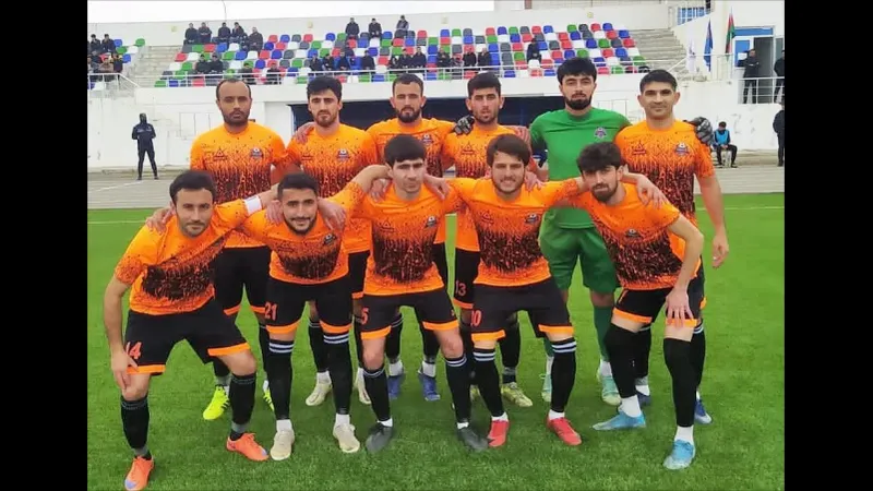 Cầu thủ Imisli FK và Kapaz đua tranh quả bóng trên sân cỏ Cầu thủ Imisli FK và Kapaz đua tranh quả bóng trên sân cỏ