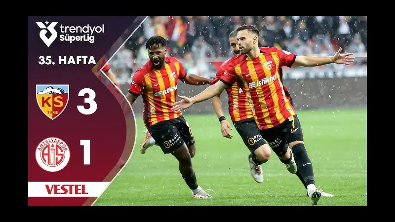Cầu thủ Kayserispor giữ bóng trước sự áp đảo của Antalyaspor