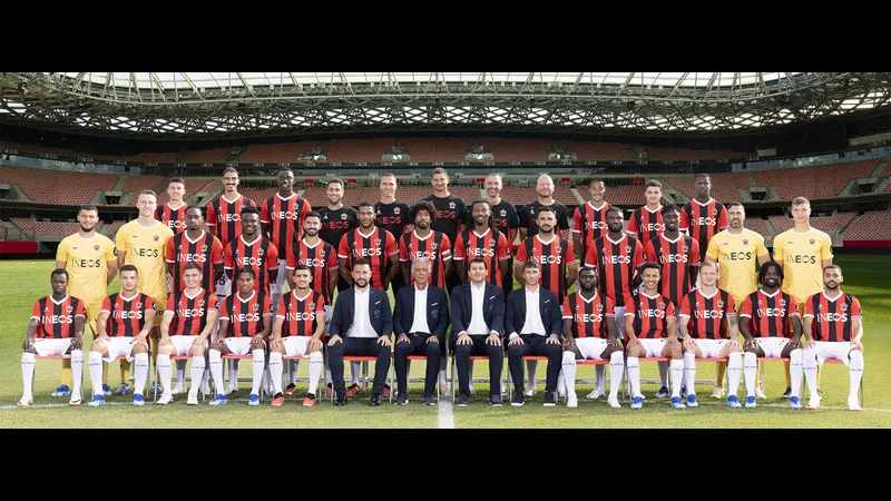 Cầu thủ Lyon và Nice đối diện trên sân cỏ Cầu thủ Lyon và Nice đối diện trên sân cỏ