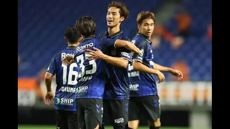 Cầu thủ Pohang và Gamba Osaka tranh chấp bóng trên sân