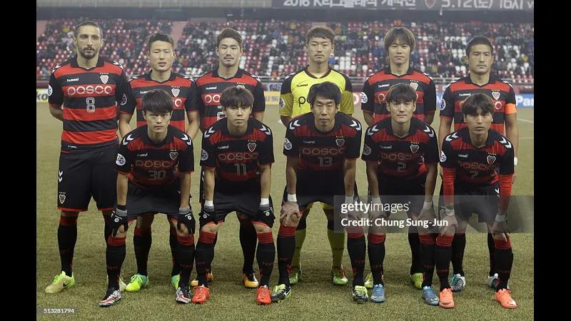 Cầu thủ Pohang vượt qua hàng phòng ngự của Gamba Osaka