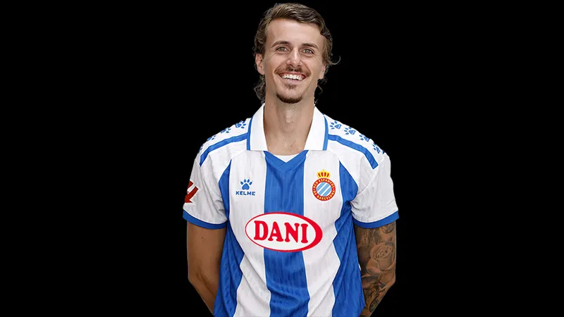 Cầu thủ Villarreal và Espanyol tranh chấp bóng trên sân - Thông tin lực Cầu thủ Villarreal và Espanyol tranh chấp bóng trên sân - Thông tin lực