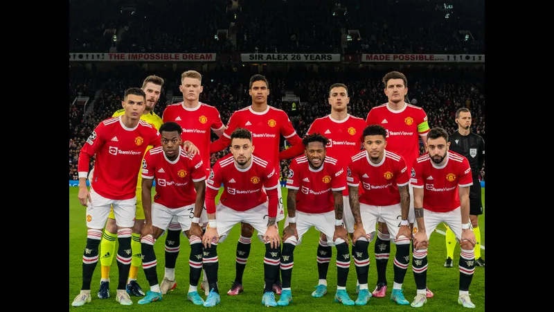 Cầu thủ West Ham và MU đối diện nhau trên sân cỏ Cầu thủ West Ham và MU đối diện nhau trên sân cỏ