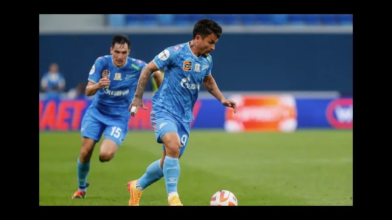 Cầu thủ Zenit và CSKA Moscow tranh chấp bóng trên sân cỏ - Phong độ gần Cầu thủ Zenit và CSKA Moscow tranh chấp bóng trên sân cỏ - Phong độ gần