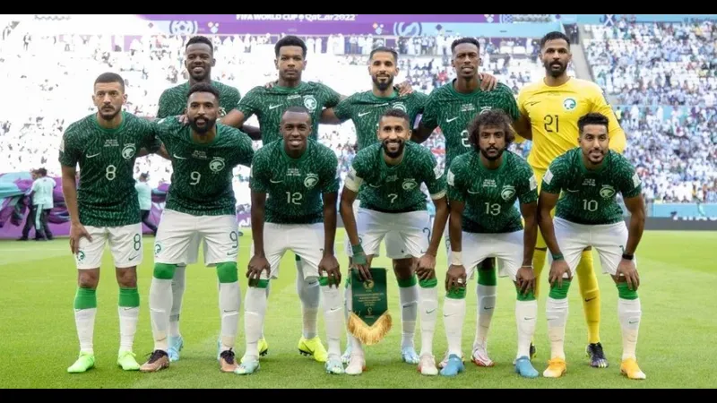 Cầu thủ Ả Rập Saudi đang tung cú sút mạnh mẽ vào khung thành Ai Cập Cầu thủ Ả Rập Saudi đang tung cú sút mạnh mẽ vào khung thành Ai Cập