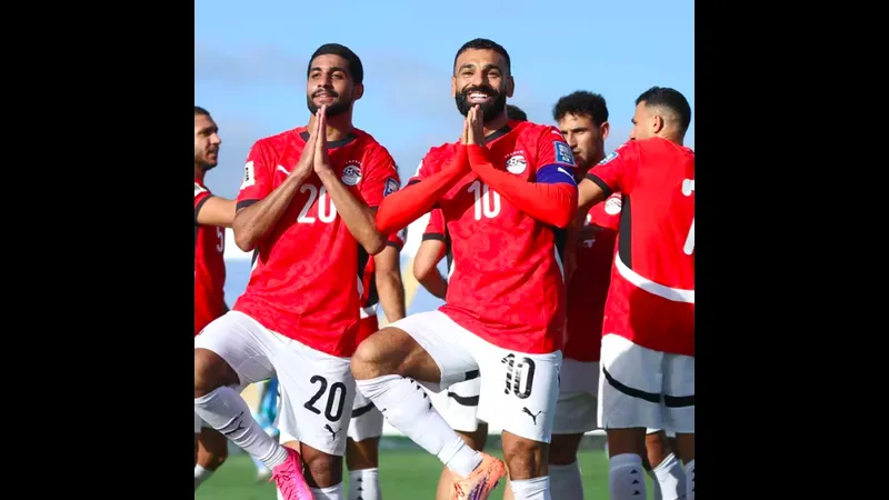 Cầu thủ Ai Cập đang phản lưới sau cú sút mạnh từ Ả Rập Saudi Cầu thủ Ai Cập đang phản lưới sau cú sút mạnh từ Ả Rập Saudi