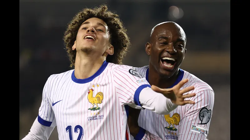 Cầu thủ Azerbaijan và Saint Lucia đang tranh chấp bóng trên sân