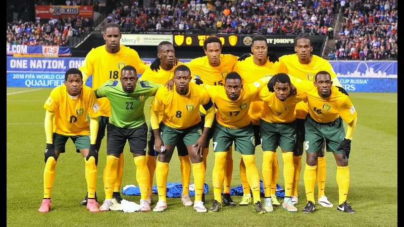 Cầu thủ Saint Vincent & Grenadines vượt qua cầu thủ Barbados trong trận đấu