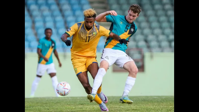 Cầu thủ từ Barbados và Saint Vincent & Grenadines cạnh tranh gay gắt trên sân