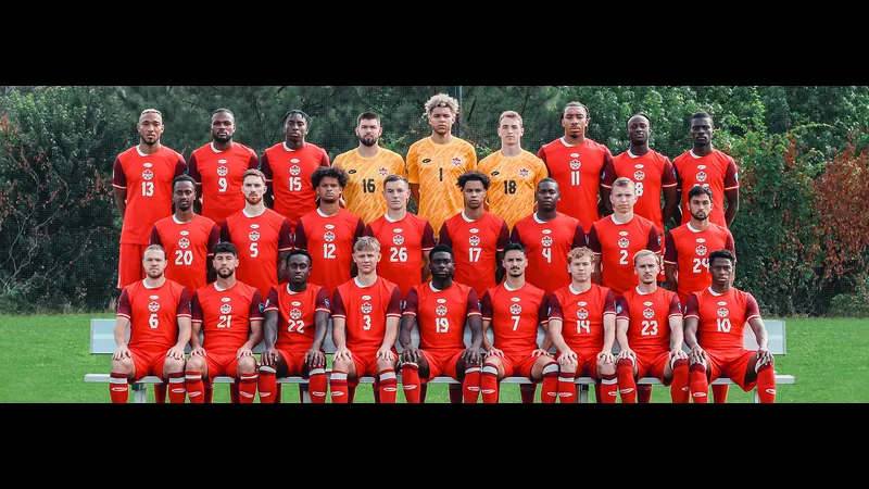 Cầu thủ từ Canada và Iceland đấu vật trên sân cỏ Cầu thủ từ Canada và Iceland đấu vật trên sân cỏ