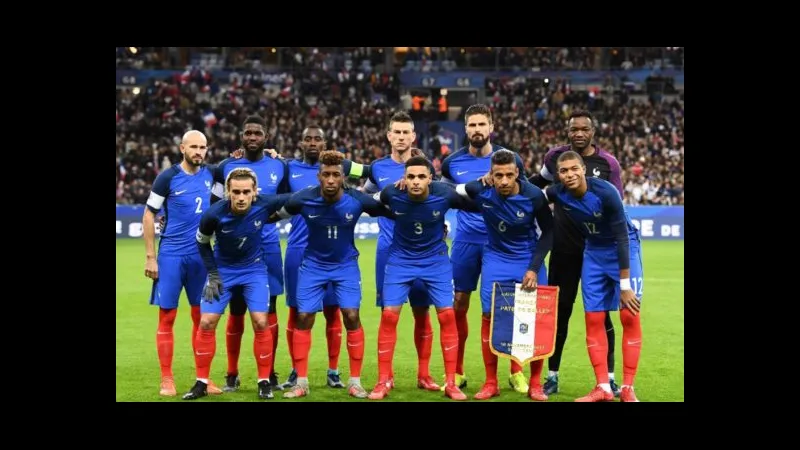 Cầu thủ Colombia và Pháp tranh chấp quả bóng trên sân cỏ - Phong độ gần Cầu thủ Colombia và Pháp tranh chấp quả bóng trên sân cỏ - Phong độ gần