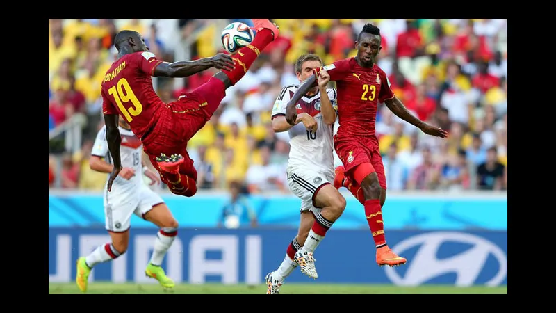 Cầu thủ Đức và Ghana đang tranh chấp quả bóng trên sân cỏ