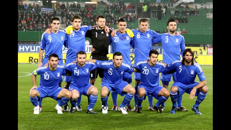 Cầu thủ Hy Lạp và Paraguay tranh chấp bóng trên sân cỏ Cầu thủ Hy Lạp và Paraguay tranh chấp bóng trên sân cỏ