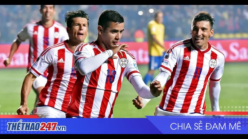 Cầu thủ Hy Lạp và Paraguay đấu tranh trên sân cỏ Cầu thủ Hy Lạp và Paraguay đấu tranh trên sân cỏ