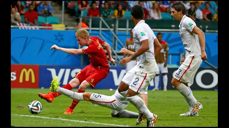 Cầu thủ đội Mỹ thực hiện cú đá phạt trực tiếp vào khung thành đội Bỉ Cầu thủ đội Mỹ thực hiện cú đá phạt trực tiếp vào khung thành đội Bỉ