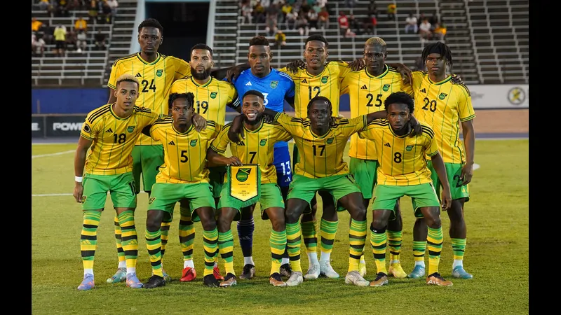 Cầu thủ New Caledonia và Jamaica tranh chấp bóng trên sân cỏ Cầu thủ New Caledonia và Jamaica tranh chấp bóng trên sân cỏ