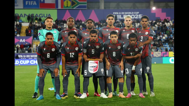 Cầu thủ New Caledonia và Jamaica tranh chấp bóng trong trận đấu Cầu thủ New Caledonia và Jamaica tranh chấp bóng trong trận đấu