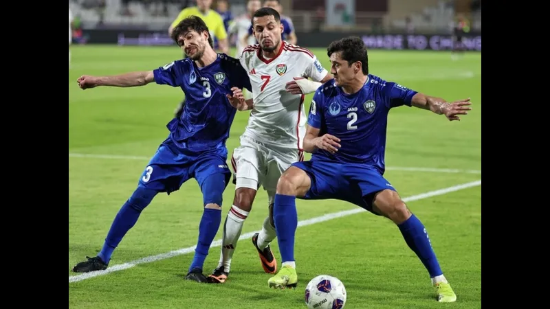 Cầu thủ Uzbekistan và Gabon tranh chấp bóng trên sân cỏ - Dự đoán phạt